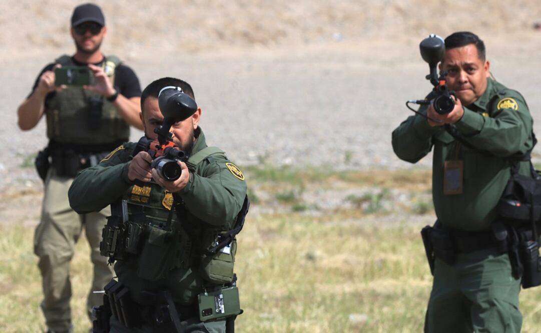 Agentes de Patrulla Fronteriza dispararon balas de goma contra migrantes venezolanos para disolver una manifestación en la Frontera de Ciudad Juárez. Foto: EFE 