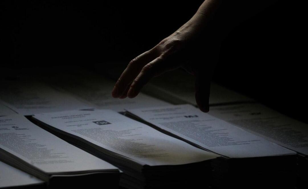 Una persona momentos antes de coger una papeleta. Foto: EFE