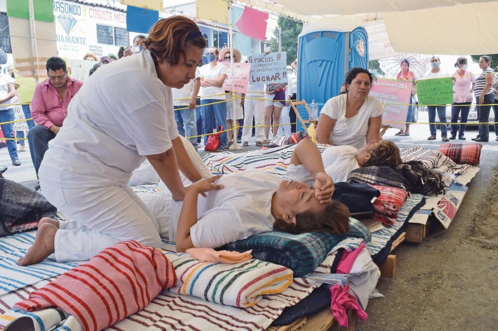 La protesta de las enfermeras del hospital Rafael Pascacio Gamboa no tiene fecha de término. De acuerdo con lo planeado, cada 48 horas se unirá una compañera más. (ÓSCAR LEÓN. EL UNIVERSAL)
