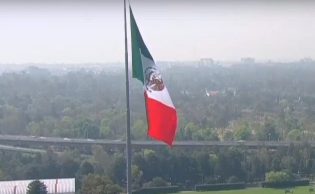 Bandera izada de cabeza en su día. Foto: Especial