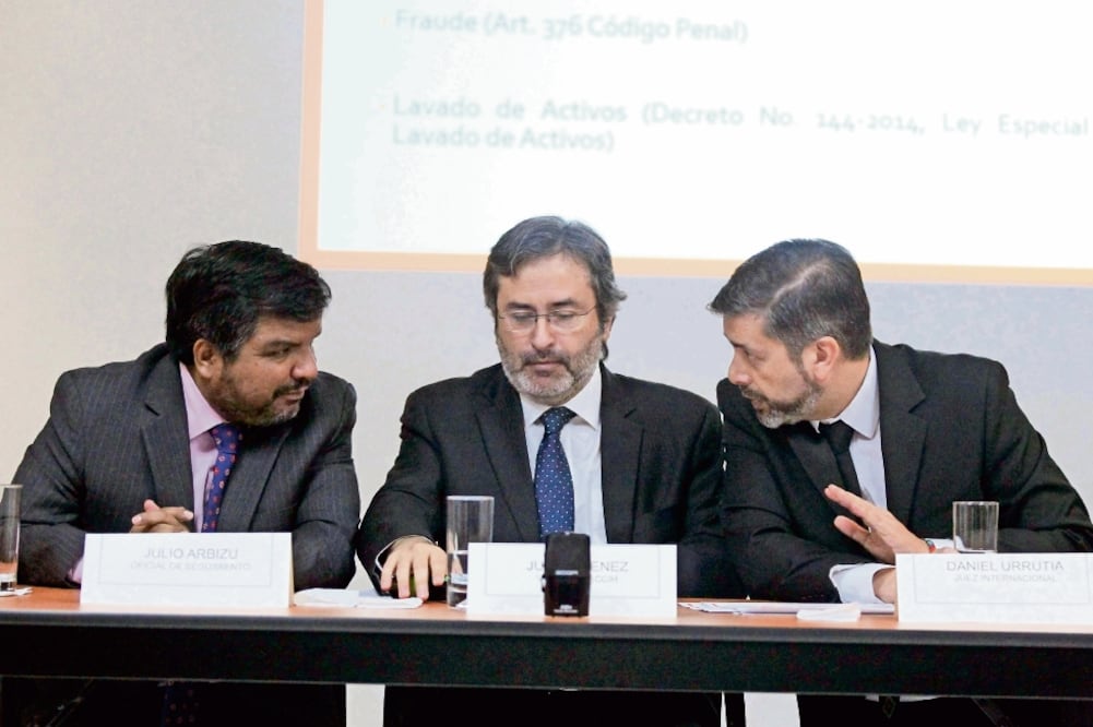 Juan F. Jiménez Mayor (centro), representante de la OEA, recordó casos de corrupción en países como México, Brasil y Perú. (ARCHIVO EL UNIVERSAL)