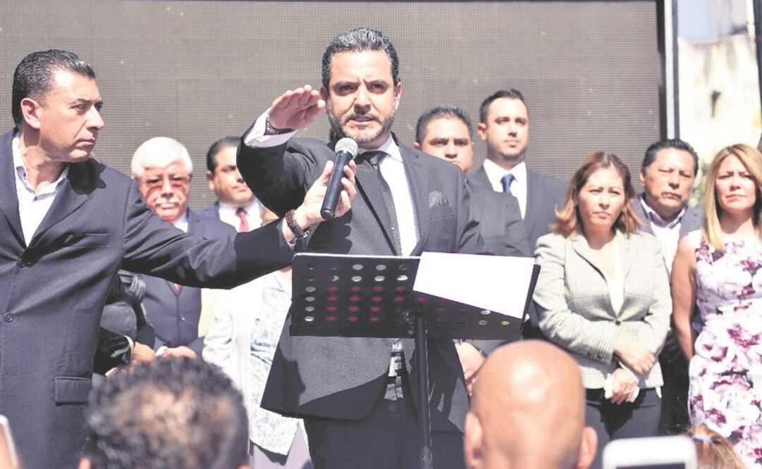 En un hecho histórico, el presidente municipal de Cuernavaca, Antonio Villalobos Adán, asumió el cargo sin la presencia del cabildo saliente, pero arropado por diputados locales, federales y senadores de Morena. Foto: CORTESÍA