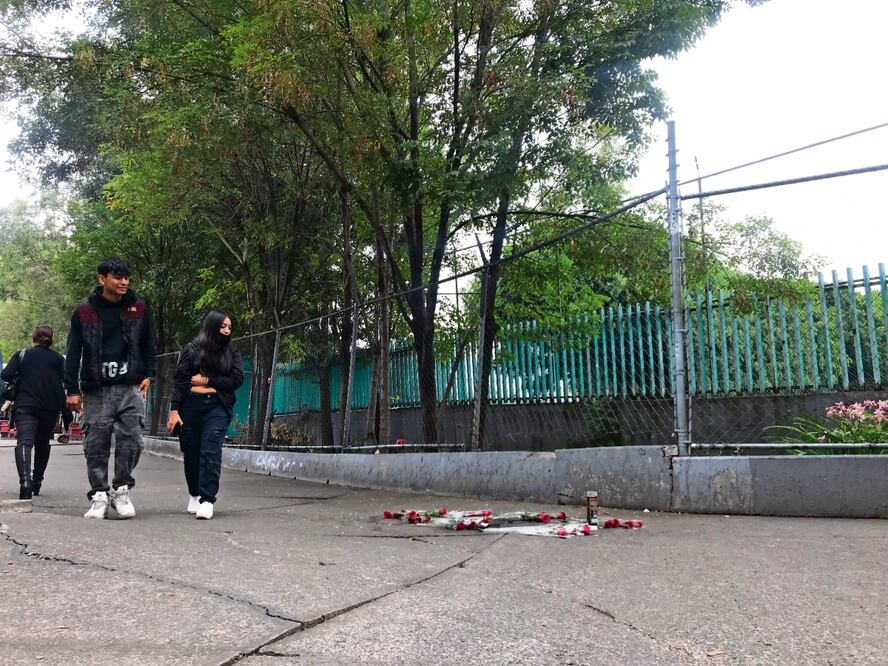 Los agentes revisan cámaras de seguridad de negocios cercanos al plantel y del Metro. Foto: Francisco Rodríguez / EL UNIVERSAL