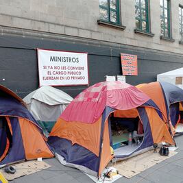 “No somos borregos de AMLO”, dicen en plantón frente a SCJN