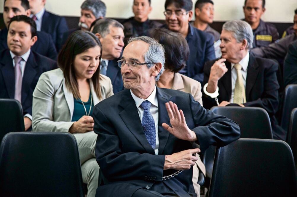 ex mandatario guatemalteco Álvaro Colom, durante la audiencia de ayer en la que se decidió someterlo a proceso, en la capital del país (LUIS SOTO. AP)