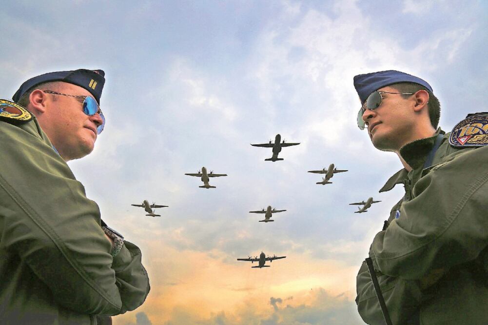 Se observaron aviones de combate F-5, de reconocimiento como el Pilatos PC-7, y 23 helicópteros, destacando los rusos MI-17 para transportar personal, entre otros (JUAN CARLOS REYES EL UNIVERSAL)