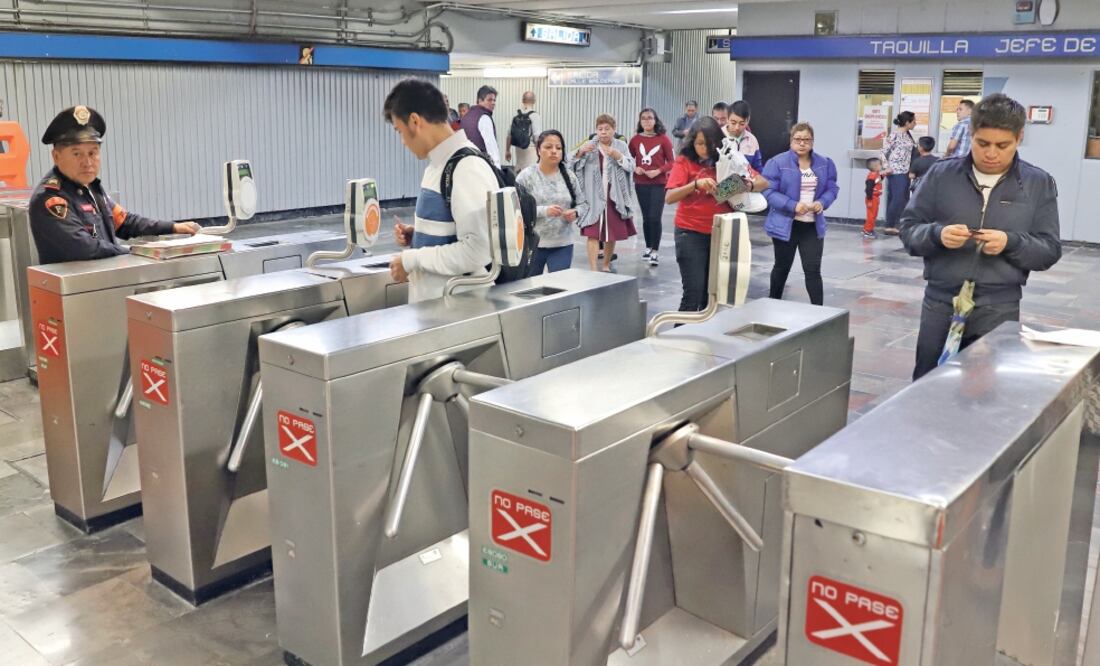 Aviso. Autoridades dicen que los nuevos lectores del Metro detectarán con más facilidad las tarjetas “piratas ” (BERENICE FREGOSO. EL UNIVERSAL)