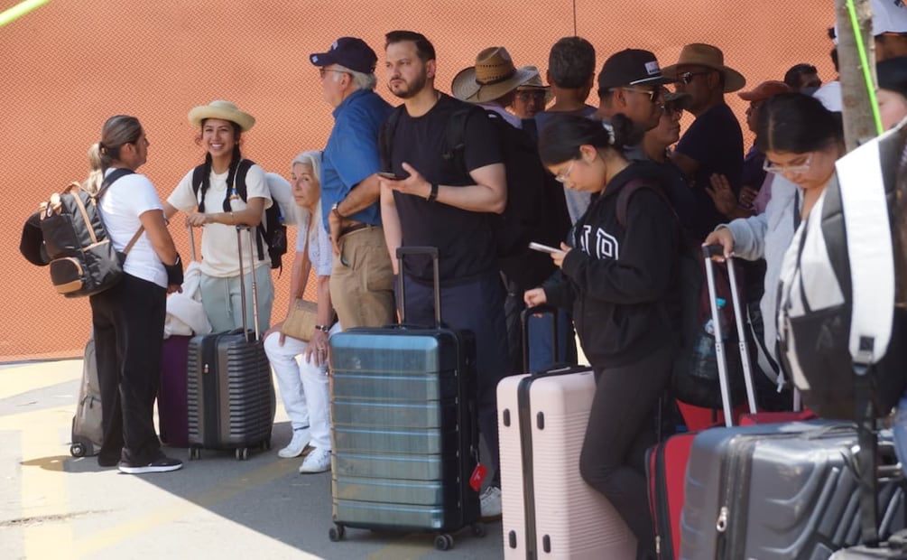 El bloqueo provocó que turistas y usuarios deban ingresar y salir caminando de las instalaciones. Foto:  Edwin Hernández / EL UNIVERSAL