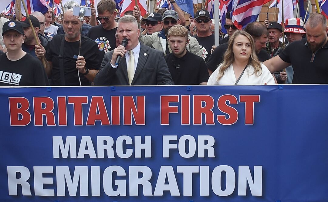 Los colíderes del partido de extrema derecha Britain First, Paul Golding (C) y Ashlea Simon (CR), lideran a sus partidarios en una "Marcha por la Remigración" antiinmigración que pide deportaciones masivas, en Manchester, noroeste de Inglaterra, el 2 de agosto de 2025. Foto: AFP