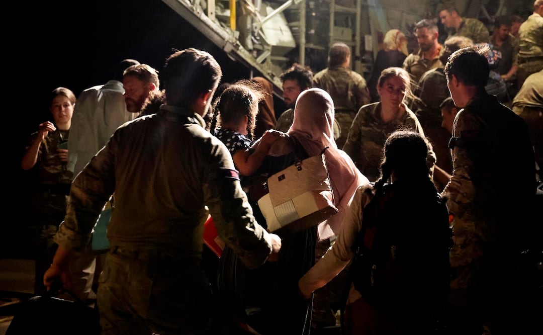 Los últimos evacuados y personal militar suben a una aeronave de la RAF con destino a Chipre en la base aérea de Wadi Seidna en Sudán. Foto: AP