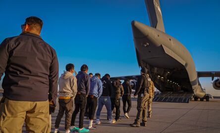 Ponen “cuota” a agentes del servicio migratorio; deben detener 75 migrantes al día por funcionario, reportan medios