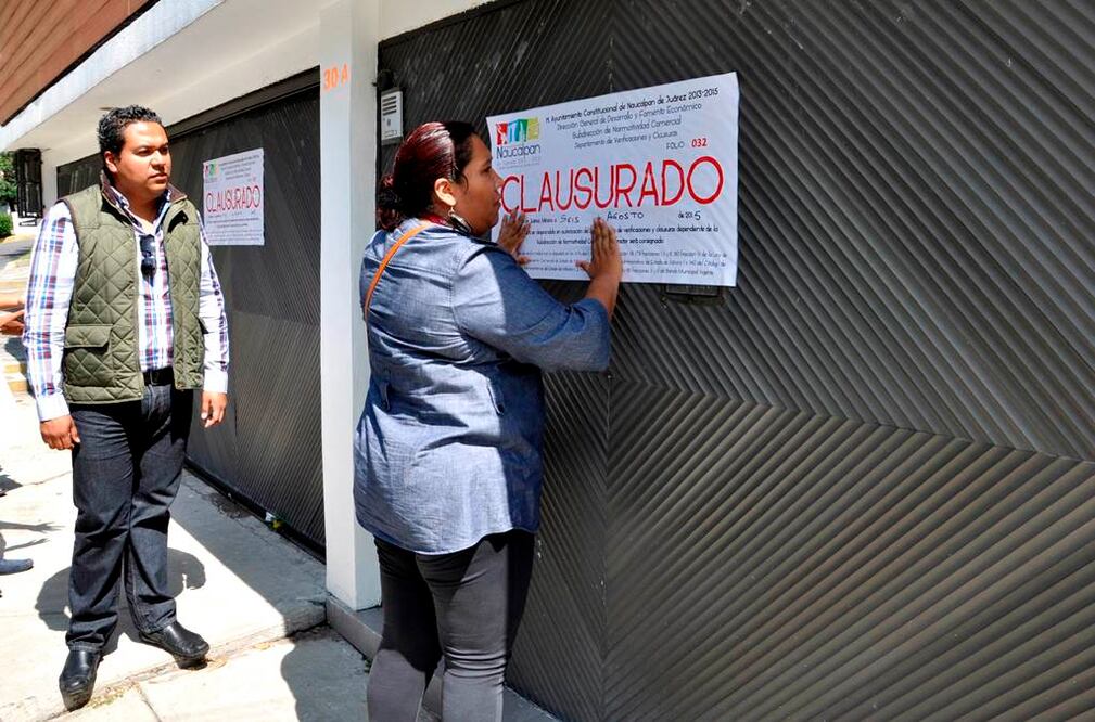 Clausuran negocios y retiran ambulantes en Satélite