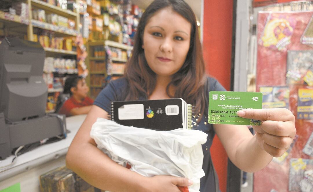Mi beca para empezar, apoyo de 330 pesos, que se entrega mensualmente a estudiantes de nivel básico en la Ciudad de México, es uno de los programas que se podrán gestionar a través de intenet. Foto: ARCHIVO EL UNIVERSAL