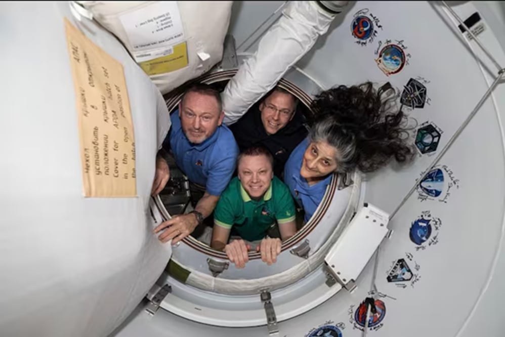 El astronauta de la NASA Suni Williams, el cosmonauta de Roscosmos Aleksandr Gorbunov, y los astronautas de la NASA Nick Hague y Butch Wimore posan en la nave Dragon. FOTO: SPACEX