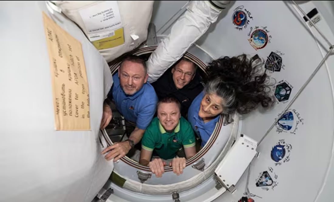 El astronauta de la NASA Suni Williams, el cosmonauta de Roscosmos Aleksandr Gorbunov, y los astronautas de la NASA Nick Hague y Butch Wimore posan en la nave Dragon. FOTO: SPACEX