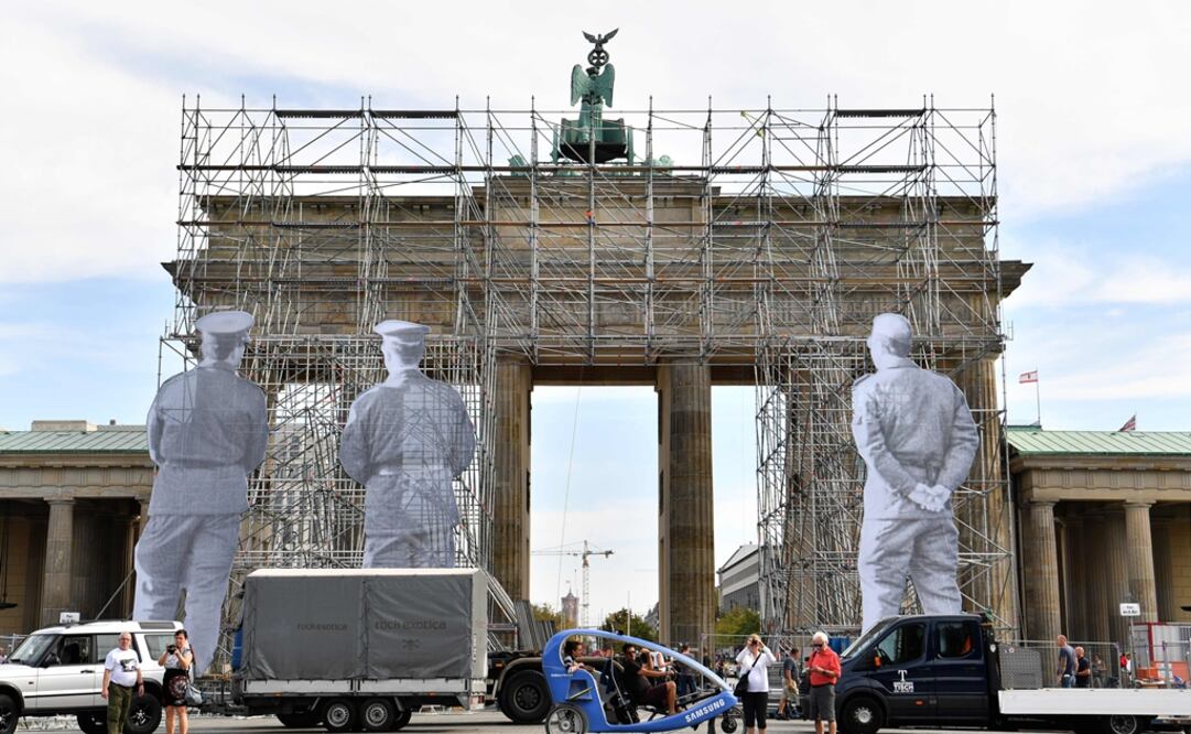 Andamio frente a la puerta de Brandenburgo donde el artista francés JR instala una obra de arte basada en fotografías históricas que muestra a personas y guardias fronterizos durante la caída del Muro de Berlín. Foto: John MacDougall / AFP
