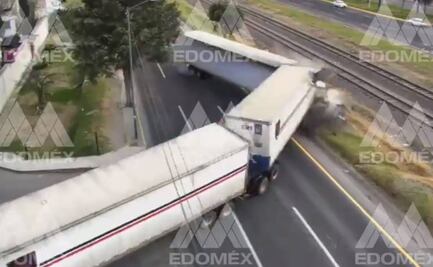 Captan en video fuerte choque entre dos camiones de carga en Toluca