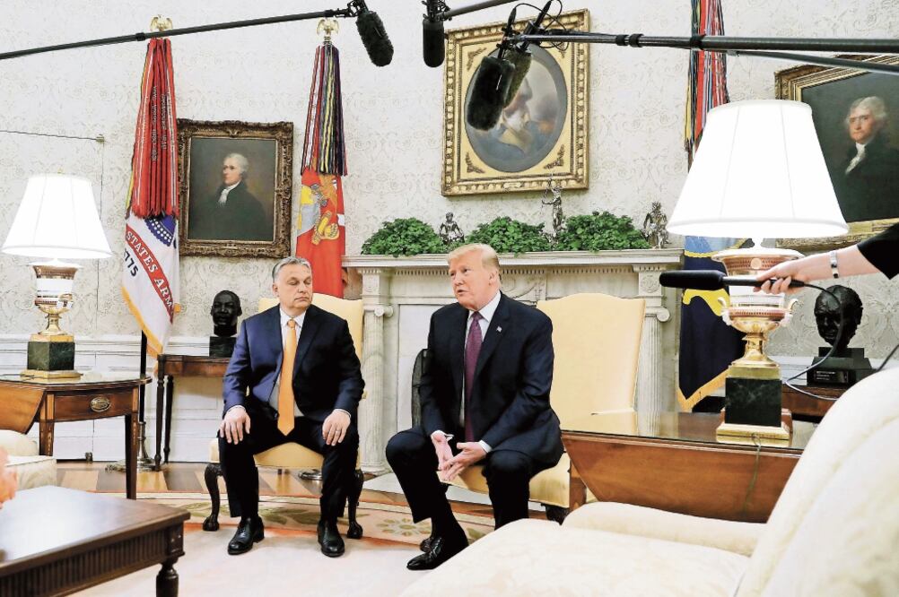 El presidente de Estados Unidos, Donald Trump, en una reunión con el ministro húngaro, Viktor Orbán, en la Casa Blanca. / MARK WILSON. AFP