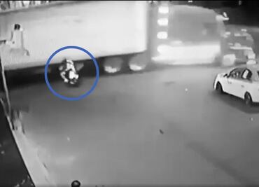 VIDEO: “¡Por qué los dejaste salir!”, menores en moto chocan contra tráiler y mueren atropellados