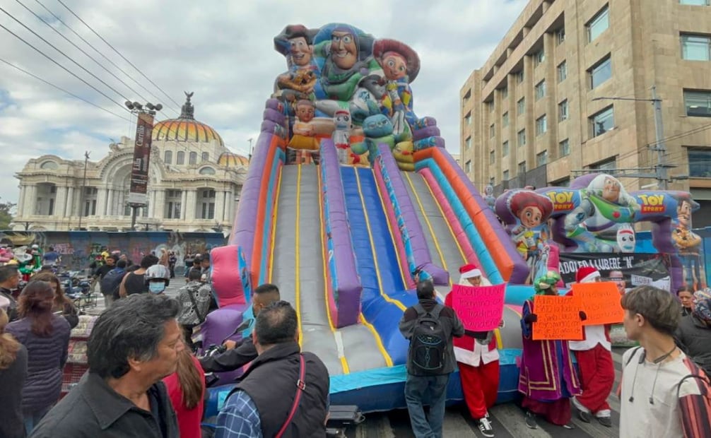 Colocan inflables contra cancelación de romería en Monumento a la Revolución (15/12/2025). Foto: Juan Carlos Williams / EL UNIVERSAL