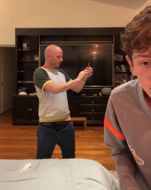 Critican a Facundo por "hacer todo mal" en video donde su hijo lo inyecta