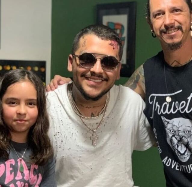 Nodal "elimina" el último tatuaje que tenía de Belinda