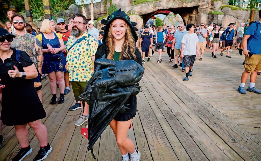 Al cruzar un túnel, los visitantes entran a Berk, una isla vikinga con casas de madera, notas de gaitas al fondo y dragones amigables que se asoman. Foto: Universal Studios