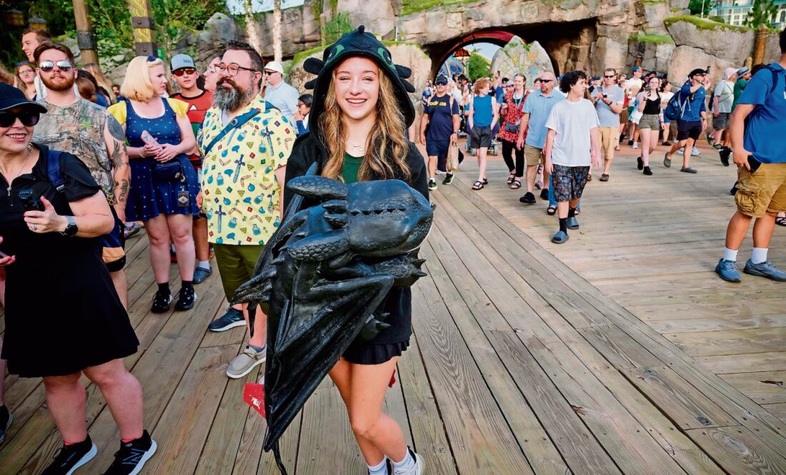 Al cruzar un túnel, los visitantes entran a Berk, una isla vikinga con casas de madera, notas de gaitas al fondo y dragones amigables que se asoman. Foto: Universal Studios