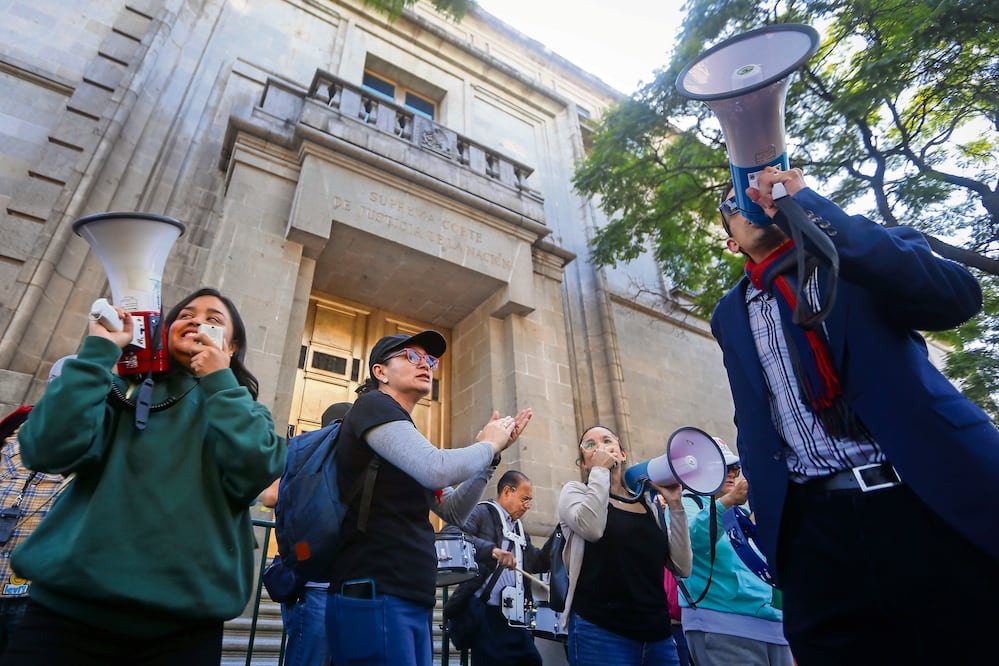Trabajadores del Poder Judicial se manifiestan en la SCJN, previo a la discusión de invalidación de la reforma judicial. Foto: de LUIS CAMACHO. EL UNIVERSAL