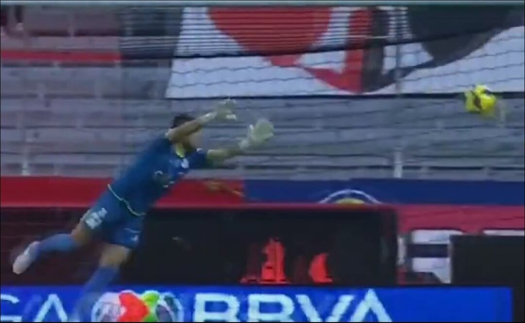 Portero del Puebla es reventado por tremendo oso - Foto: Captura de pantalla
