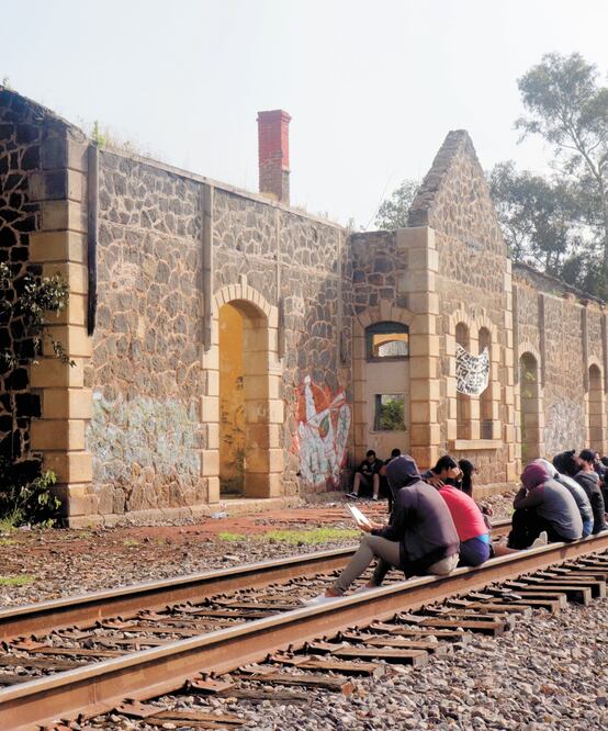 Los normalistas obstruyeron las vías del tren a la altura de la tenencia de Tiripetío, municipio de Morelia; es la tercera vez que lo hacen en menos de un mes. ESPECIAL