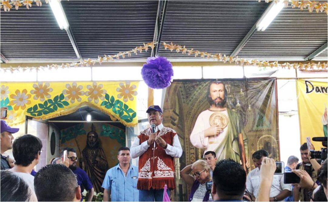 Jaime Rodríguez Calderón ante una imagen del Santo Patrono de las “causas perdidas" (Foto: Tomada de Facebook)