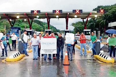Ahora los maestros bloquean carreteras