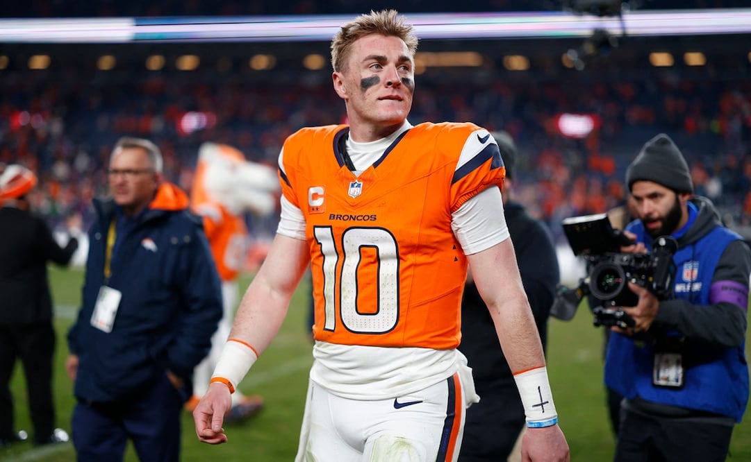 Bo Nix se fractura el tobillo derecho durante victoria de Broncos en playoffs. FOTO: AFP