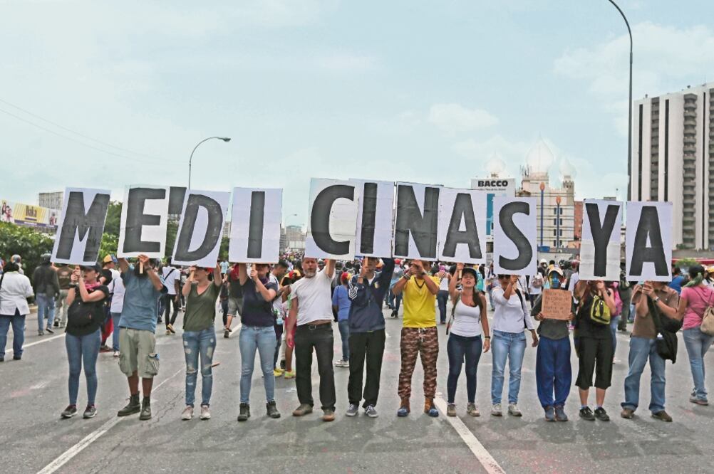 Una manifestación de médicos recorrió ayer el este de Caracas, para exigirle al gobierno de Nicolás Maduro mayor abasto de medicinas y la apertura de un corredor humanitario (FERNANDO LLANO. AP)