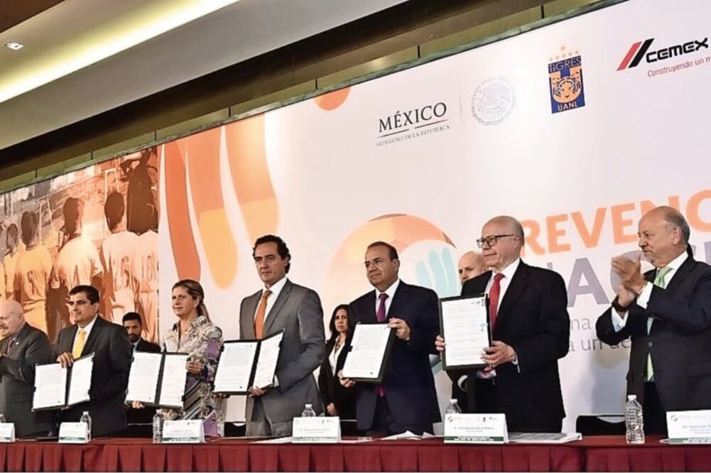 El subprocurador Jurídico y de Asuntos Internacionales de la PGR, Alberto Elías Beltrán; el secretario de Gobernación, Alfonso Navarrete, y el secretario de Salud, José Narro, en la ceremonia (SEGOB)