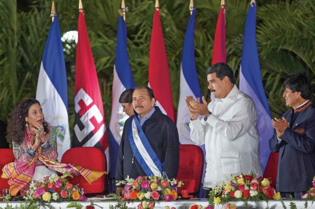 La vicepresidenta de Nicaragua, Rosario Murillo (izq.), celebra junto a su esposo el presidente Daniel Ortega (centro), durante la toma de posesión del tercer mandato consecutivo de éste último, ayer, en Managua (JORGE TORRES. EFE)