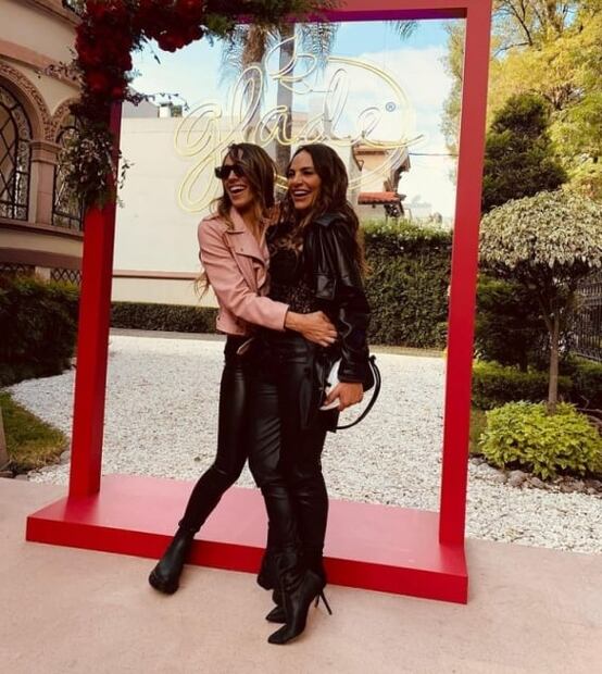 Fabiola Campomanes y su hija en pantalones de piel parecen gemelas