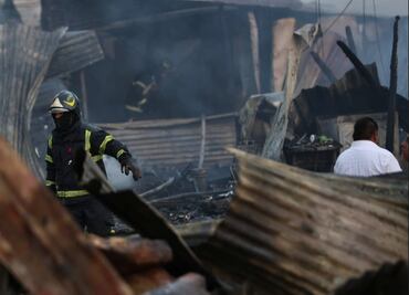 FOTOS: Incendio consume viviendas irregulares en Lindavista; habilita GAM albergues para damnificados