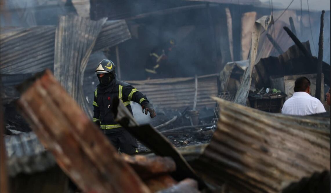 Fuerte incendio consume viviendas de cartón en el Campamento 1 de octubre, ubicado en las inmediaciones de la estación del Metro Lindavista, alcaldía Gustavo A. Madero, el 2 de mayo de 2025. Foto: Francisco Rodríguez/EL UNIVERSAL