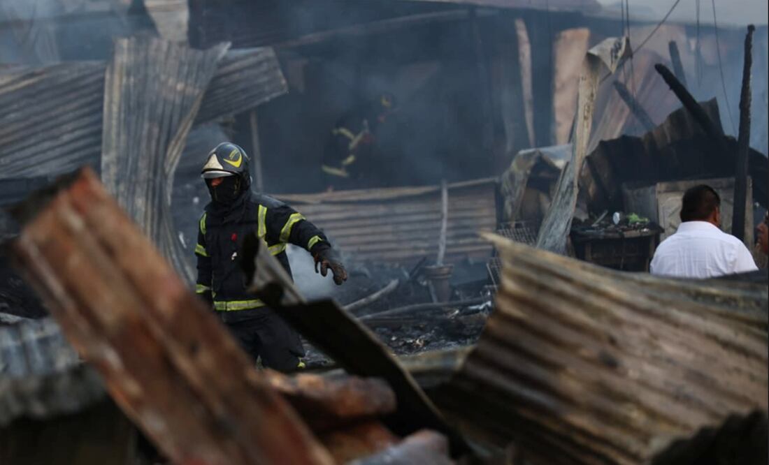 Fuerte incendio consume viviendas de cartón en el Campamento 1 de octubre, ubicado en las inmediaciones de la estación del Metro Lindavista, alcaldía Gustavo A. Madero, el 2 de mayo de 2025. Foto: Francisco Rodríguez/EL UNIVERSAL