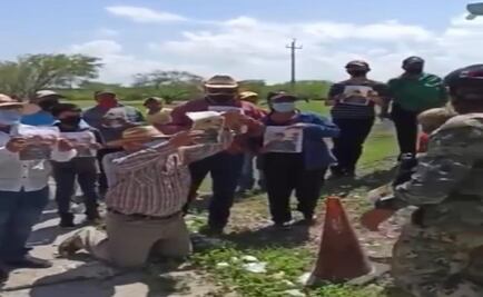 Abuelo de niño desaparecido pide de rodillas ayuda a la Semar 