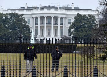 Cierran Casa Blanca luego de que una mujer estrellara su auto en la valla de seguridad