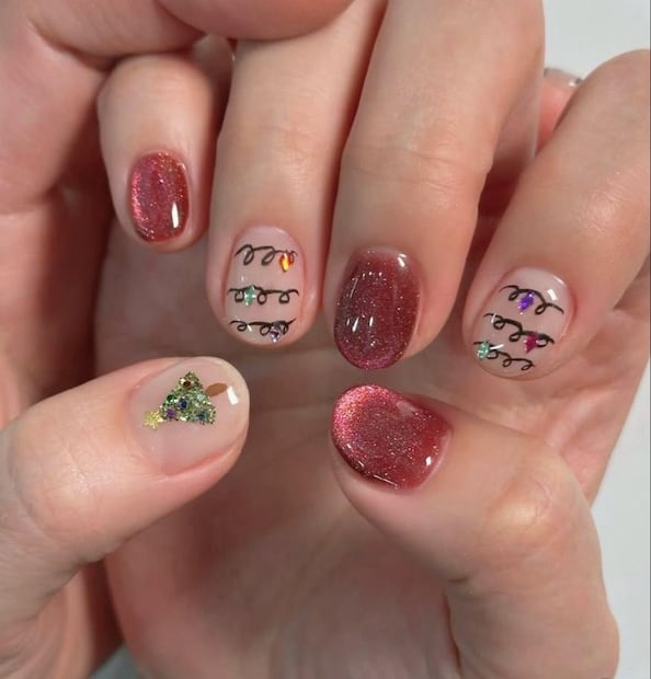Uñas rojo metálico con luces navideñas. Foto: Instagram @jinaaanail