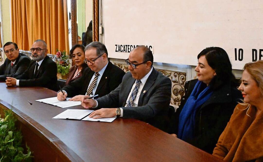 El rector de la UNAM, Leonardo Lomelí Vanegas, y el de la UAZ, Ángel Román Gutiérrez, se comprometieron a mejorar la educación superior. Foto: Especial