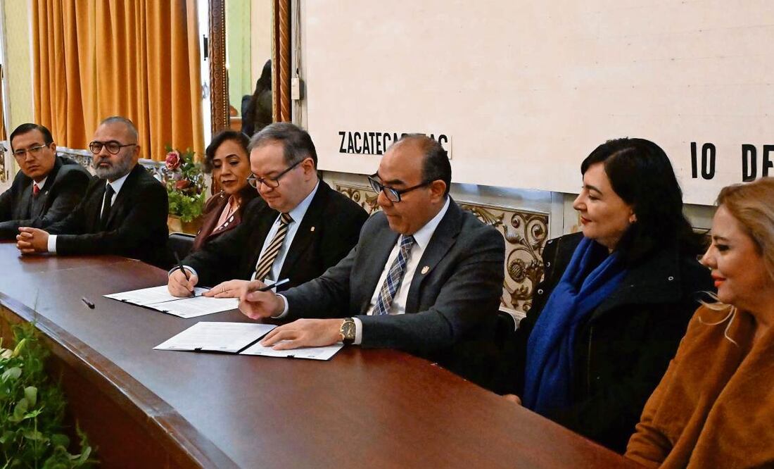 El rector de la UNAM, Leonardo Lomelí Vanegas, y el de la UAZ, Ángel Román Gutiérrez, se comprometieron a mejorar la educación superior. Foto: Especial