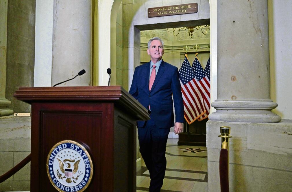 El presidente de la Cámara de Representantes, Kevin McCarthy, afuera de su oficina en el edificio del Capitolio, en Washington. Foto: Andrew Caballero Reynolds / AFP