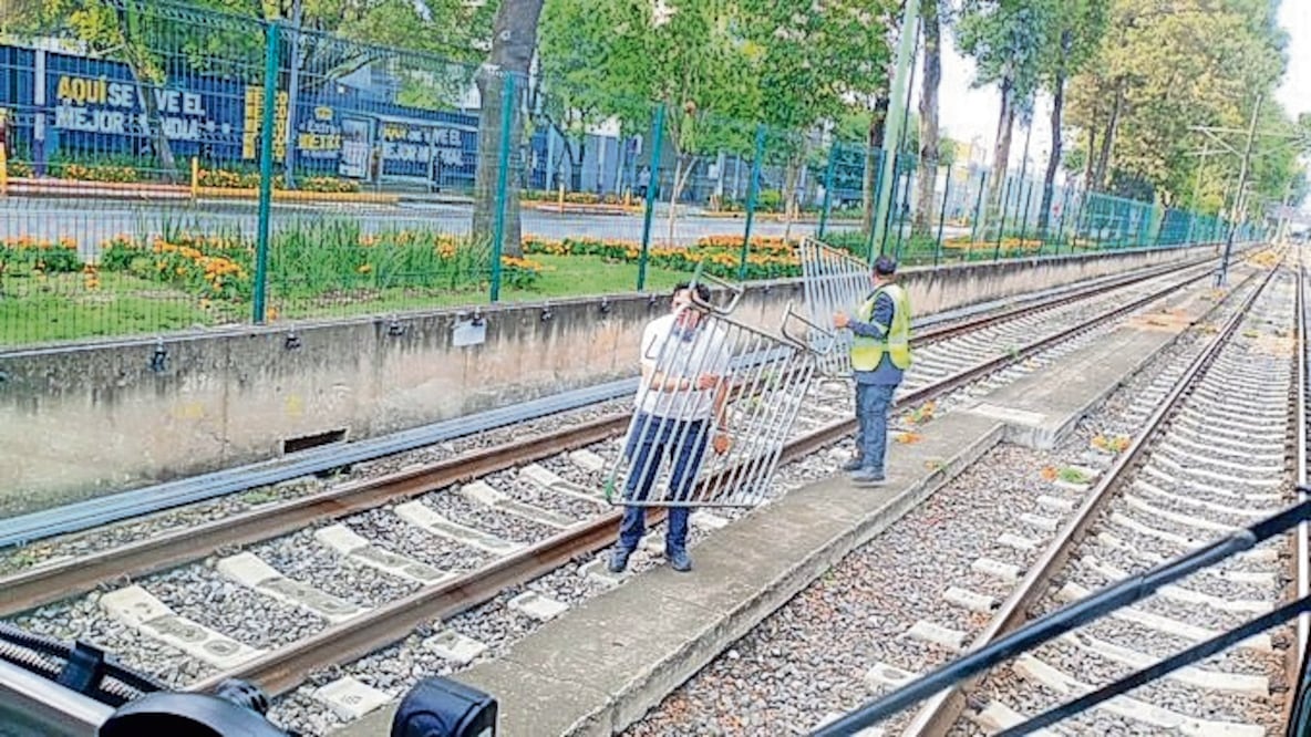 Manifestantes derribaron vallas de seguridad del Tren Ligero y luego las arrojaron a las vías. También hubo ruptura de cristales. Foto: Especial