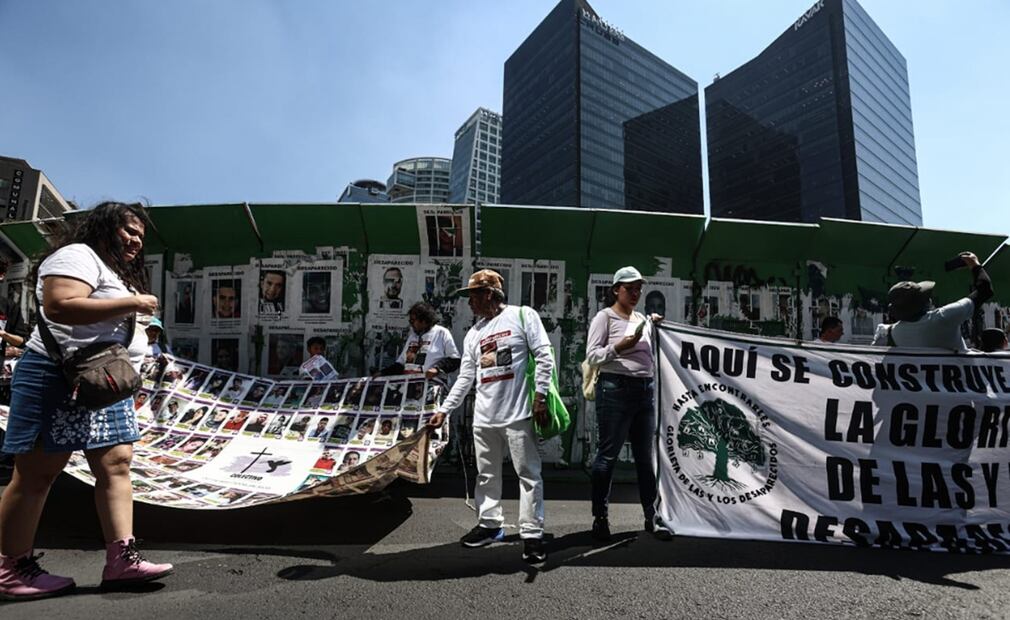 Colectivos de búsqueda de desaparecidos, provenientes de Jalisco, se manifestaron y pegaron fichas de búsqueda en la Glorieta de los Desaparecidos. Fotos: Gabriel Pano / EL UNIVERSAL