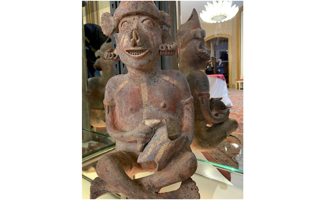 Representación en barro de un hombre sentado, probablemente un chamán, procedente del oeste de México del periodo clásico mesoamericano (100-700 d.c.) Foto: EFE / Antonio Torres Del Cerro